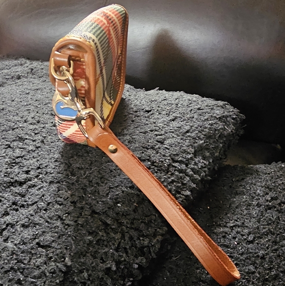 Dooney & Bourke Wristlet EUC - Picture 4 of 9